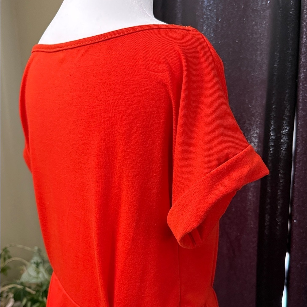 Chic Scarlet Midi Dress - Picture 5 of 6